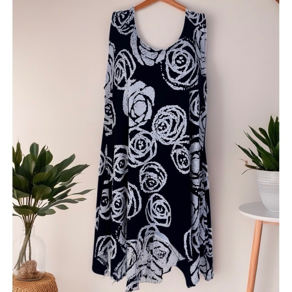 Jostar Tunic Tank Women Small Black White Rose Floral‎ Sharkbite Hem Sleeveless